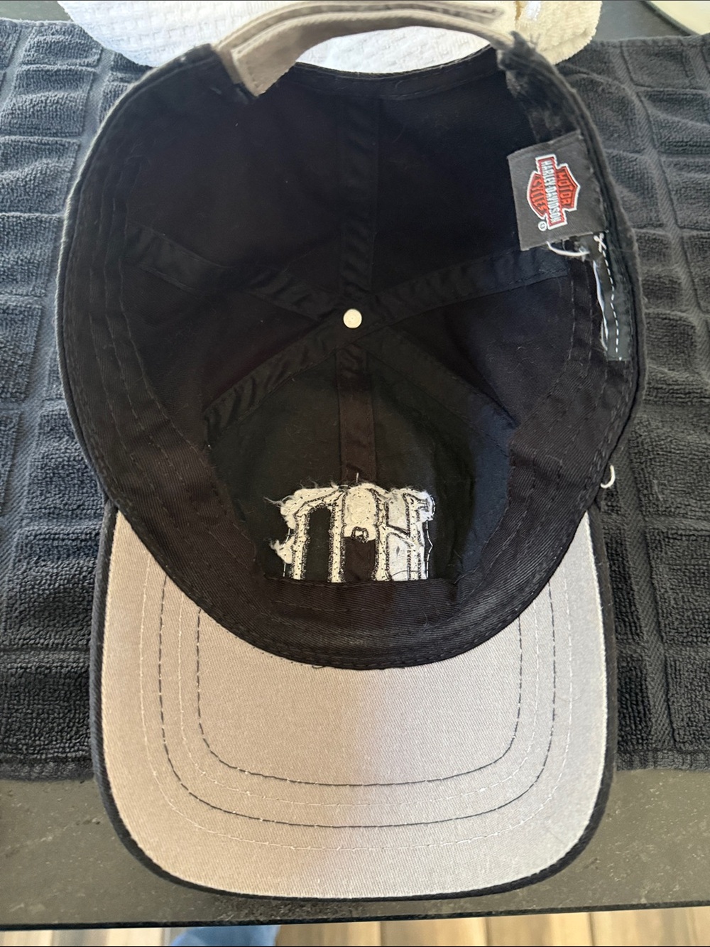 Harley-Davidson Black Cap with Distressed Wing and H-D Patch - Picture 2 of 3
